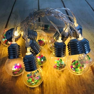 LED lyskæde med pærer og farvede pailletter i